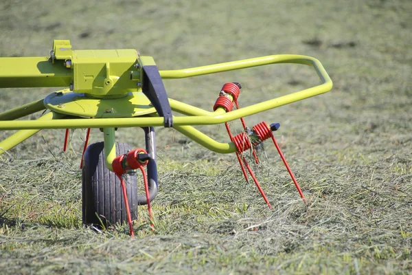 Messer oder Gabeln auf einem Heuballen — Stockfoto