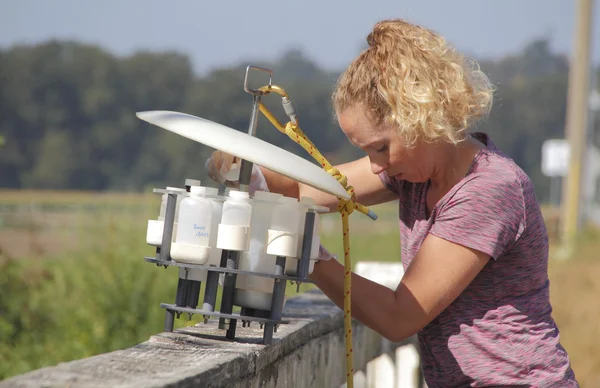 環境カナダの生物学者使用水サンプル機器 — ストック写真