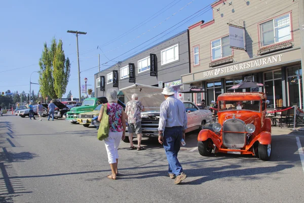 La gente gode di un salone d'auto d'epoca nel centro storico di Abbotsford, BC, Canada il 20 agosto 2016 . — Foto Stock