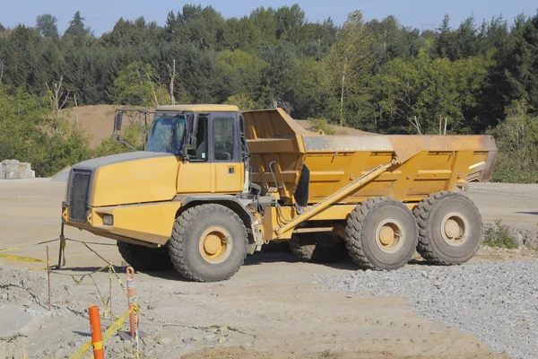 Camion à benne basculante articulée — Photo