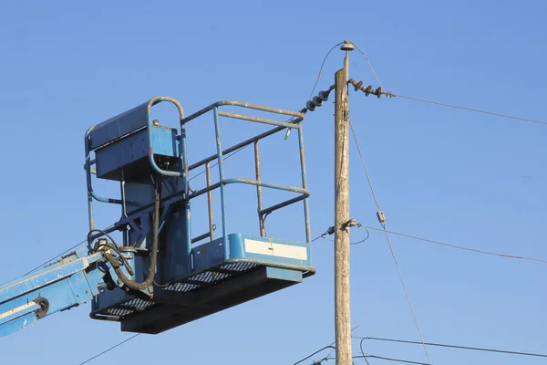 Industrielle Hebebühne oder Schaufel und Strommast — Stockfoto