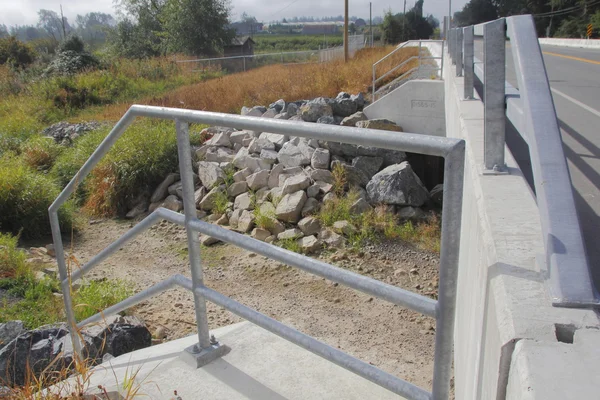 Droogte en Man gemaakt Water aquaduct — Stockfoto