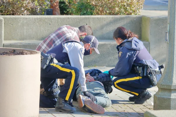 Polícia Rcmp Incluindo Oficial Roupas Simples Prende Homem Meia Idade — Fotografia de Stock