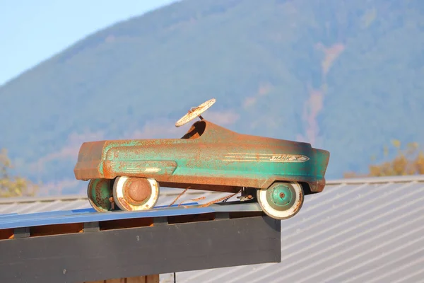 Fermer Vue Profil Une Voiture Jouet Rouillée Mark Pour Enfants — Photo