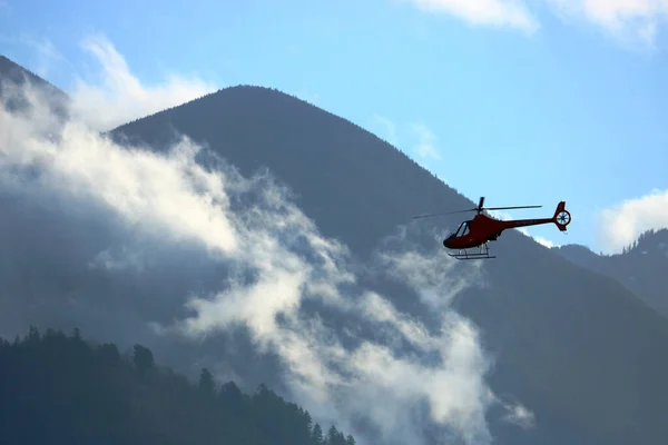 Широкий Силуэт Профильный Вид Небольшой Двухместный Вертолет Летящий Через Горный — стоковое фото