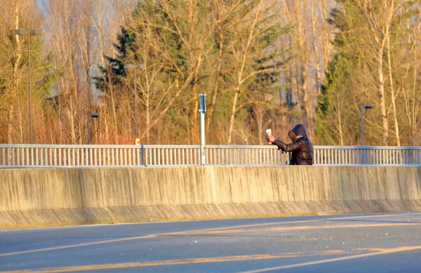Amplia Vista Una Mujer Apoyada Barandilla Del Puente Mientras Contempla —  Fotos de Stock