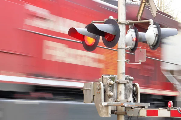 Arka Planda Hızla Geçen Bir Tren Geçerken Çift Tren Uyarı — Stok fotoğraf