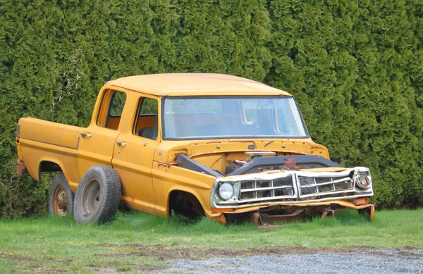 Eviscerado Despojado Caminhão Amarelo Abandonado Década 1970 Fica Negligenciado Ignorado — Fotografia de Stock