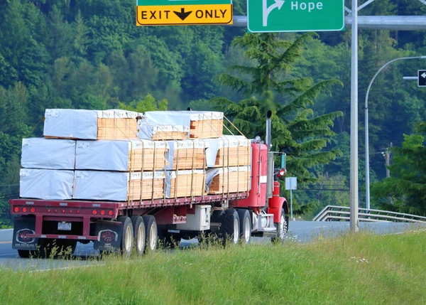 Een Oplegger Vrachtwagen Draagt Stapels Van Flat Board Hout Dat — Stockfoto