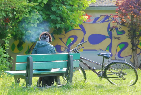 Bred Bild Cyklist Som Tar Rökpaus Och Den Visuella Motsägelsen — Stockfoto