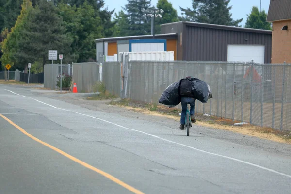 Vue Large Inversée Sans Abri Équilibrant Précairement Des Sacs Plastique — Photo