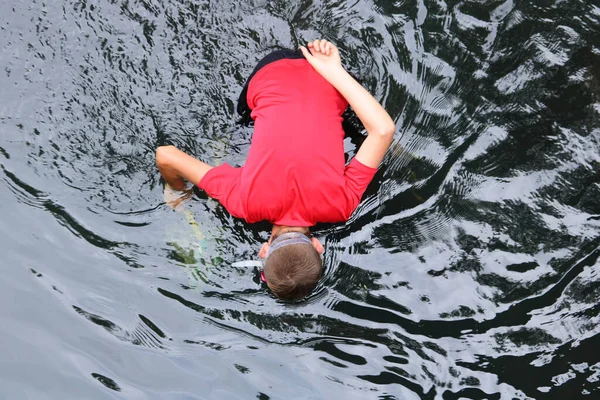 Vista Aerea Ragazzo Che Indossa Snorkels Usa Una Piccola Rete — Foto Stock