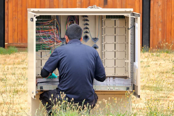 Uzman Bir Teknisyen Dış Santralde Çalışıyor Telekomünikasyon Kabloları Olan Bir — Stok fotoğraf