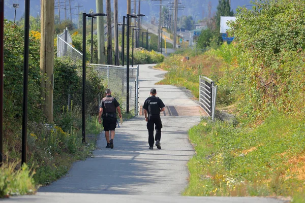 Zwei Von Der Stadt Angestellte Sicherheitsbeamte Patrouillieren Einem Bekannten Gebiet — Stockfoto