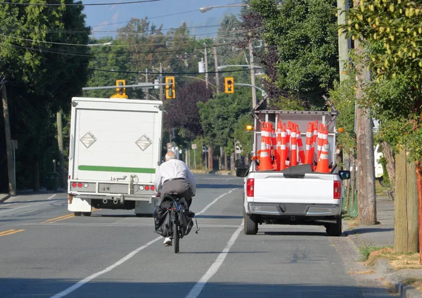Amplia Vista Caballero Mayor Montando Bicicleta Una Calle Concurrida Sin — Foto de Stock