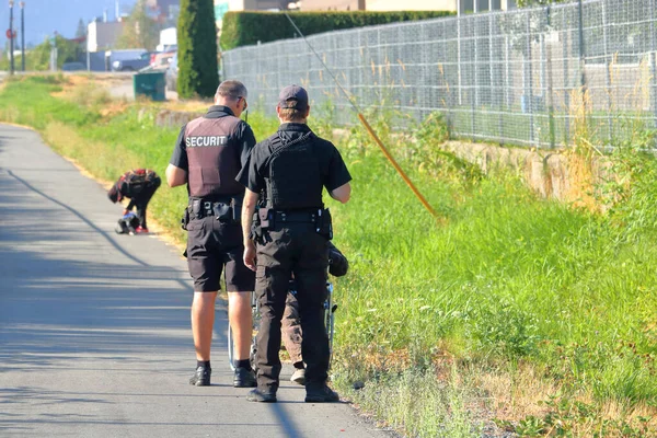 Dva Bezpečnostní Důstojníci Najatí Městem Mluví Přechodným Bezdomovcem Veřejné Cestě — Stock fotografie