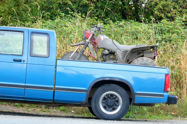 Widok Profilu Błotnistego Roweru Zabłoconego Przymocowanego Tyłu Małego Niebieskiego Pickupa — Zdjęcie stockowe