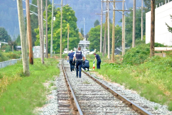 Αστυνομία Και Παραϊατρικό Προσωπικό Ανταποκρίνονται Άστεγο Που Βρίσκεται Κίνδυνο Σιδηροδρομικές — Φωτογραφία Αρχείου