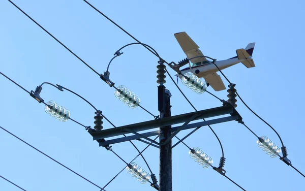 Vista Ravvicinata Dettagliata Piccolo Aereo Monomotore Che Sorvola Linee Idroelettriche — Foto Stock