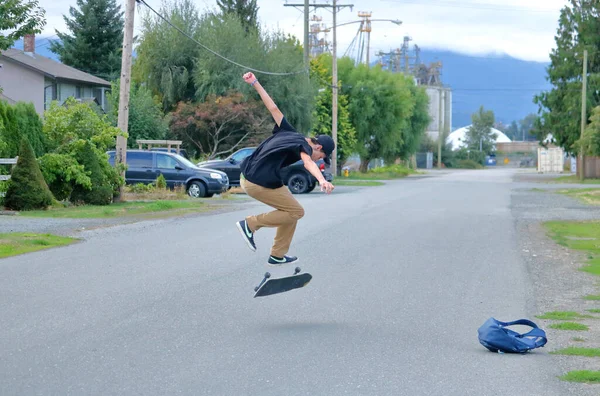 2021年9月11日 一名年轻人在加拿大不列颠哥伦比亚省奇利瓦克市的一条街上练滑板 — 图库照片