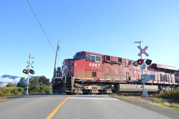 Treno Canadese Del Pacifico Attraversa Incrocio Stradale Chilliwack Canada Settembre — Foto Stock