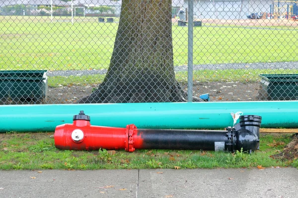 Vista Completa Una Boca Incendios Ciudad Tuberías Espera Instalación Sustitución —  Fotos de Stock