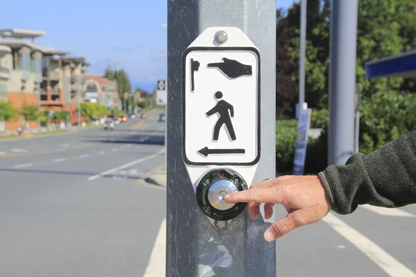 Botão Crosswalk pedestre com mão — Fotografia de Stock