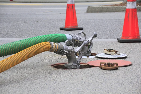 Tanques de combustível de posto de gasolina de enchimento — Fotografia de Stock