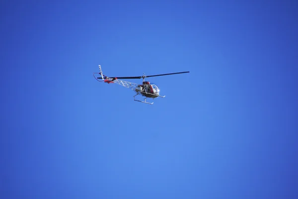 Kleine helikopter tijdens de vlucht — Stockfoto