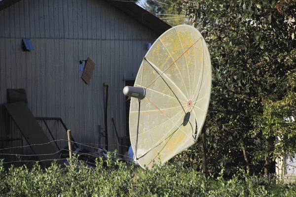 Ancien plat satellite rétro — Photo