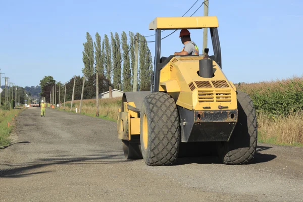 Buldozer de lucru pe drum — Fotografie, imagine de stoc