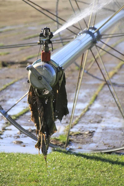 Medium dicht op industriële boerderij irrigatie mondstuk — Stockfoto