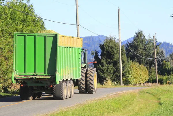 Leverans av marktäckande eller kompost — Stockfoto