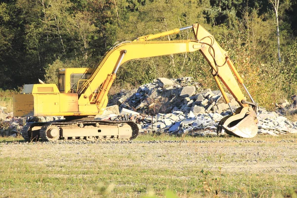 Pala industrial y pila de roca — Foto de Stock