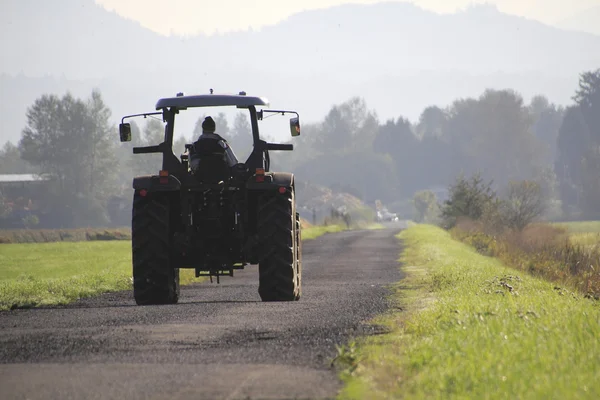 Agriculteur et tracteur des Indes orientales — Photo