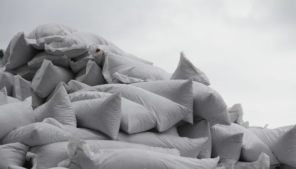 Un montón de bolsas de arena blancas —  Fotos de Stock
