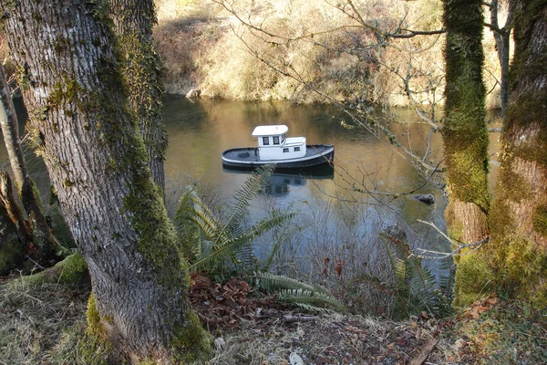 Small Tug Boat in Narrow Canal — Stock Photo, Image