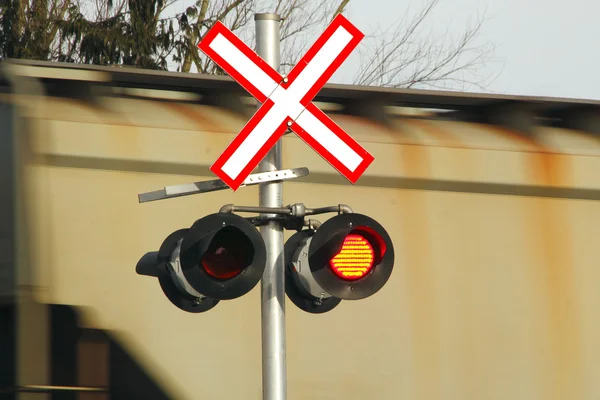 Tren de paso e indicador de cruce —  Fotos de Stock