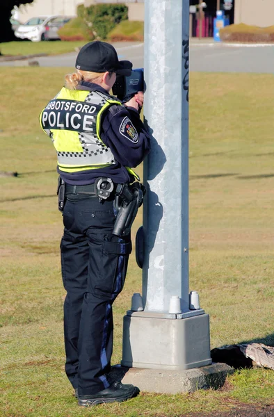 Канадская женщина-полицейский проверяет спидеры — стоковое фото