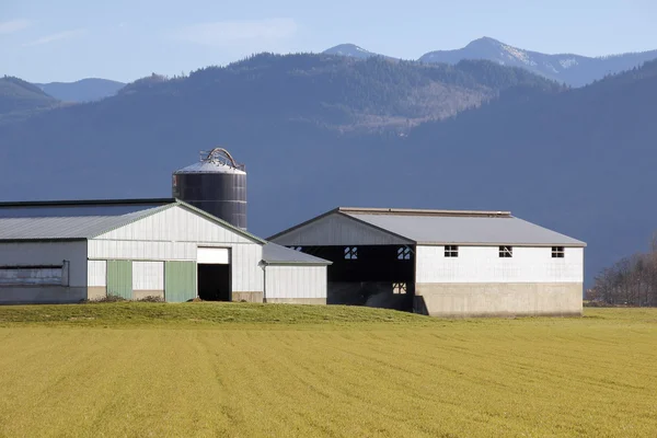 Narzędzia rolnicze budynki w dolinie — Zdjęcie stockowe
