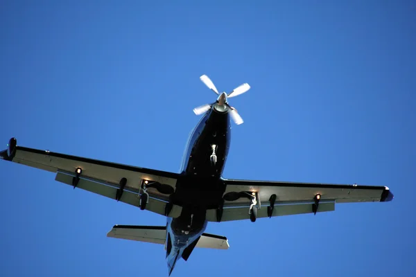 Unter der Seite des einzelnen Propellerflugzeugs — Stockfoto