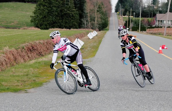 男性和女性骑自行车的人竞争 — 图库照片