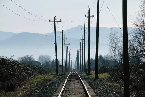 Pista única através da paisagem rural — Fotografia de Stock