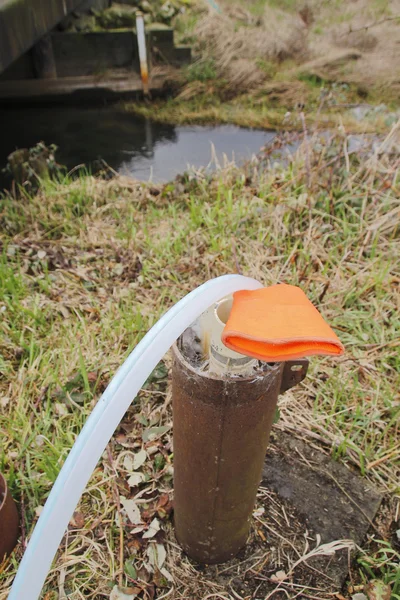 Estrarre acqua dal pozzo — Foto Stock