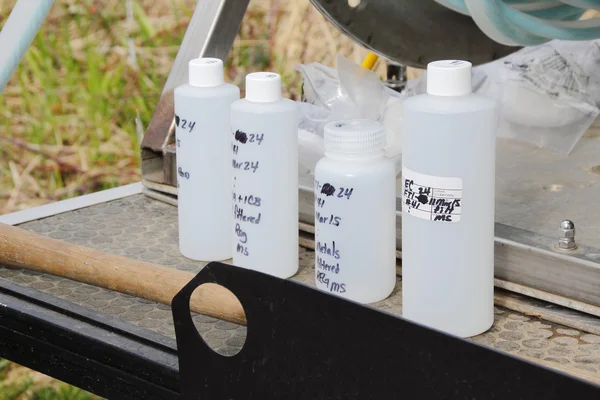 Bottiglie utilizzate per raccogliere campioni di acqua — Foto Stock