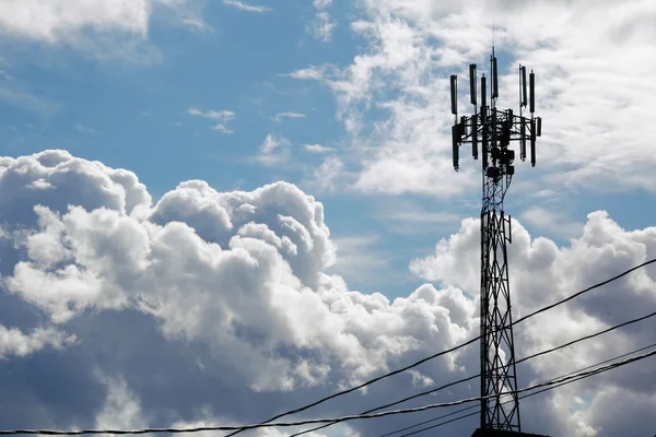 Technologie et nuages orageux — Photo