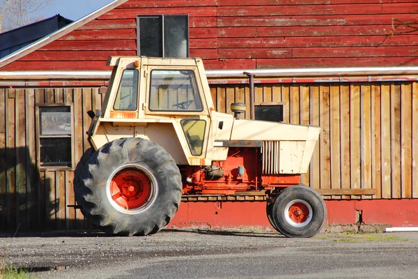 Alter zuverlässiger landwirtschaftlicher Traktor — Stockfoto