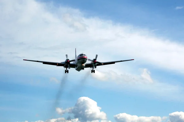 Avião turboélice decolando — Fotografia de Stock