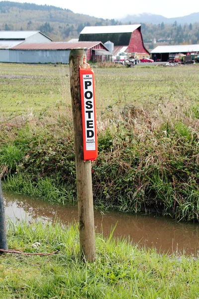 No Trespassing Posted Sign — Stock Photo, Image