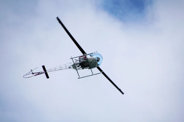 Underbelly de helicóptero em voo — Fotografia de Stock